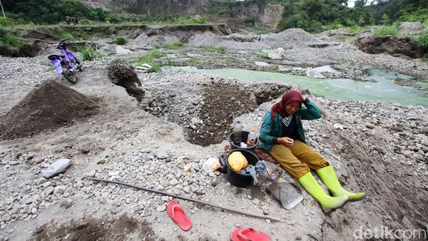 Kerja Keras Penambang Pasir Kerikil yang Dihargai Rp 20 Ribu