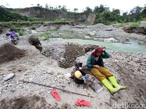 Kerja Keras Penambang Pasir Kerikil yang Dihargai Rp 20 Ribu