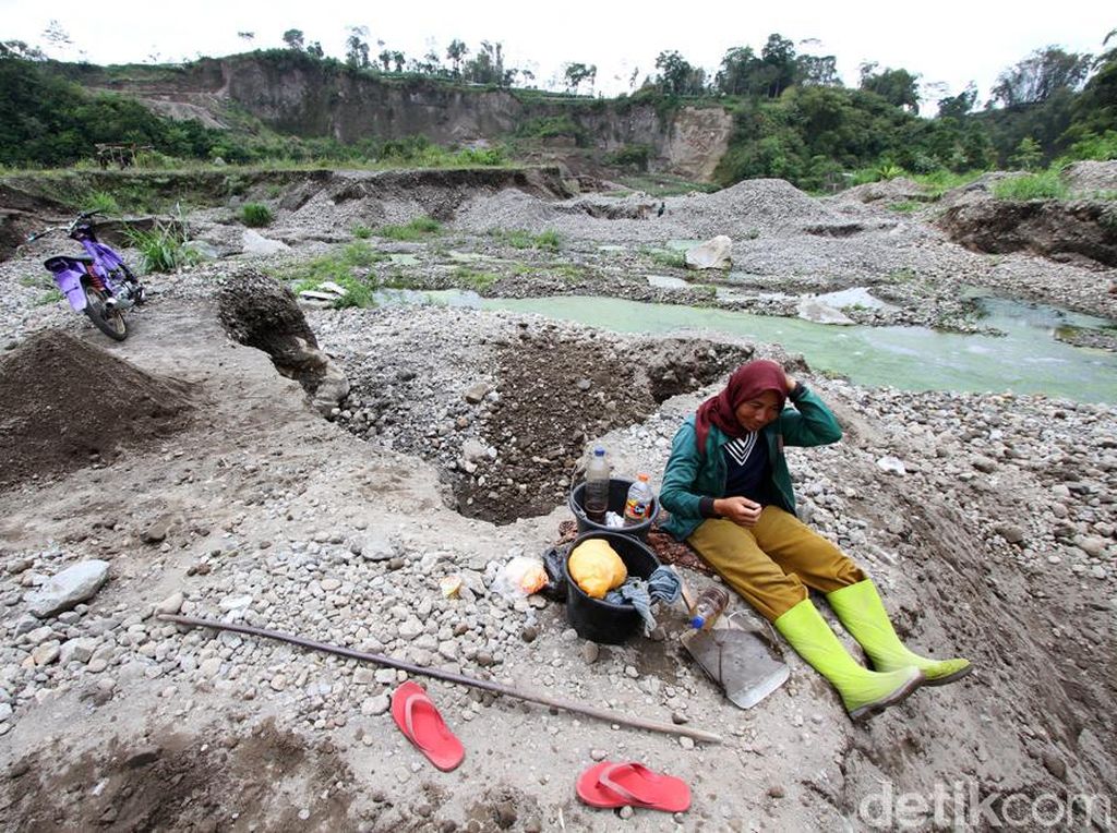 Kerja Keras Penambang Pasir Kerikil yang Dihargai Rp 20 Ribu Kerja Keras Penambang Pasir Kerikil yang Dihargai Rp 20 Ribu