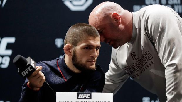 LAS VEGAS, NV - OCTOBER 04: UFC President Dana White (R) speaks with UFC lightweight champion Khabib Nurmagomedov during a press conference for UFC 229 at Park Theater at Park MGM on October 04, 2018 in Las Vegas, Nevada. Nurmagomedov will defend his title against Conor McGregor at UFC 229 on October 6 at T-Mobile Arena in Las Vegas, Nevada.   Isaac Brekken/Getty Images/AFP
