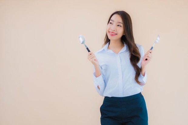 Jangan pilih makanan ringan karena tidak mengenyangkan namun membuat berat badan naik.