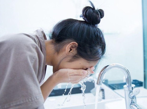 Lakukan double cleansing/Sumber: Pinterest Setelah diluar seharian jangan lupa lakukan double cleansing untuk angkat kotoran secara maksimal