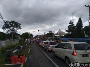 Cerita Warga Kena Macet Parah di Puncak Semalam: Didominasi Pelat B Cerita Warga Kena Macet Parah di Puncak Semalam: Didominasi Pelat B
