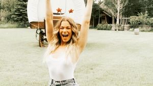 Foto: Penampilan Cantik LeAnn Rimes yang Selama Ini Rahasiakan Kondisi Kulit