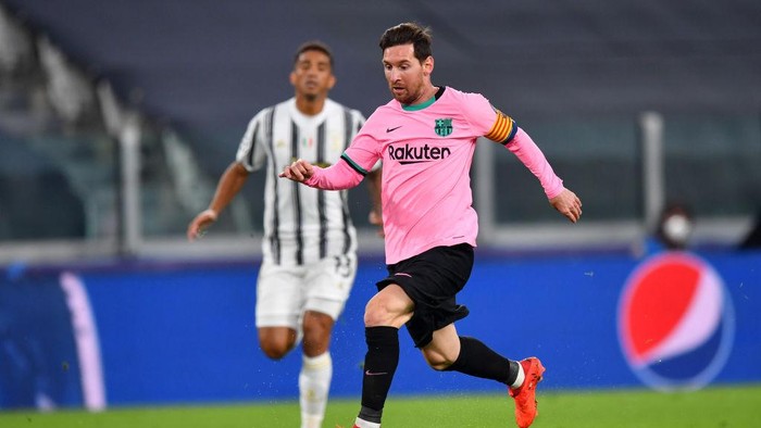 TURIN, ITALY - OCTOBER 28: Lionel Messi of Barcelona runs with the ball during the UEFA Champions League Group G stage match between Juventus and FC Barcelona at Juventus Stadium on October 28, 2020 in Turin, Italy. Sporting stadiums around Italy remain under strict restrictions due to the Coronavirus Pandemic as Government social distancing laws prohibit fans inside venues resulting in games being played behind closed doors. (Photo by Valerio Pennicino/Getty Images)