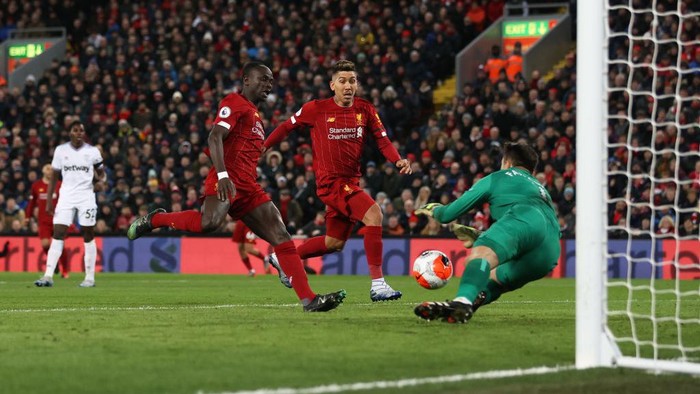 LIVERPOOL, ENGLAND - FEBRUARY 24: Sadio Mané of Liverpool and Roberto Firmino of Liverpool attempt a shot on goal during the Premier League match between Liverpool FC and West Ham United at Anfield on February 24, 2020 in Liverpool, United Kingdom. (Photo by Clive Brunskill/Getty Images)