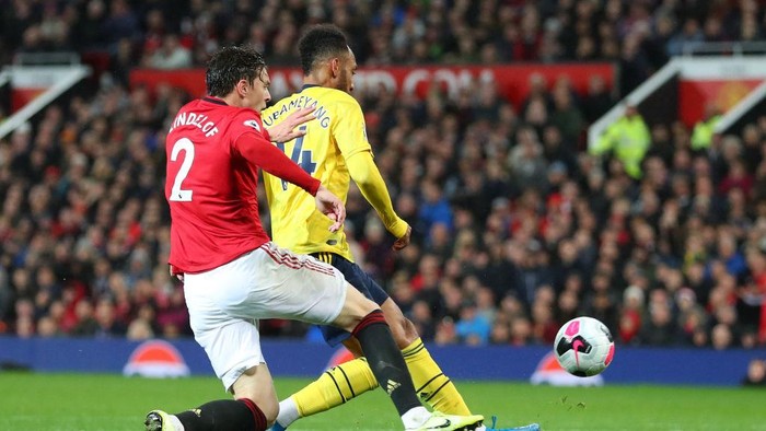 MANCHESTER, ENGLAND - SEPTEMBER 30:   Pierre-Emerick Aubameyang of Arsenal scores his sides first goal during the Premier League match between Manchester United and Arsenal FC at Old Trafford on September 30, 2019 in Manchester, United Kingdom. (Photo by Catherine Ivill/Getty Images)