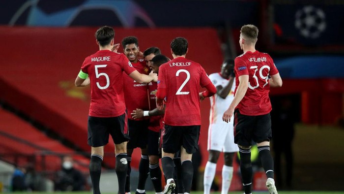 MANCHESTER, ENGLAND - OCTOBER 28: Marcus Rashford of Manchester United celebrates with his team mates after scoring his sides second goal during the UEFA Champions League Group H stage match between Manchester United and RB Leipzig at Old Trafford on October 28, 2020 in Manchester, England. Sporting stadiums around the UK remain under strict restrictions due to the Coronavirus Pandemic as Government social distancing laws prohibit fans inside venues resulting in games being played behind closed doors. (Photo by Clive Brunskill/Getty Images)