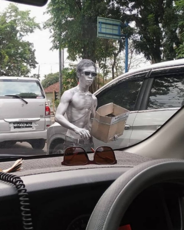 manusia silver bahan/sumber:instagram.com/beritakotamedan/ manusia silver bahan