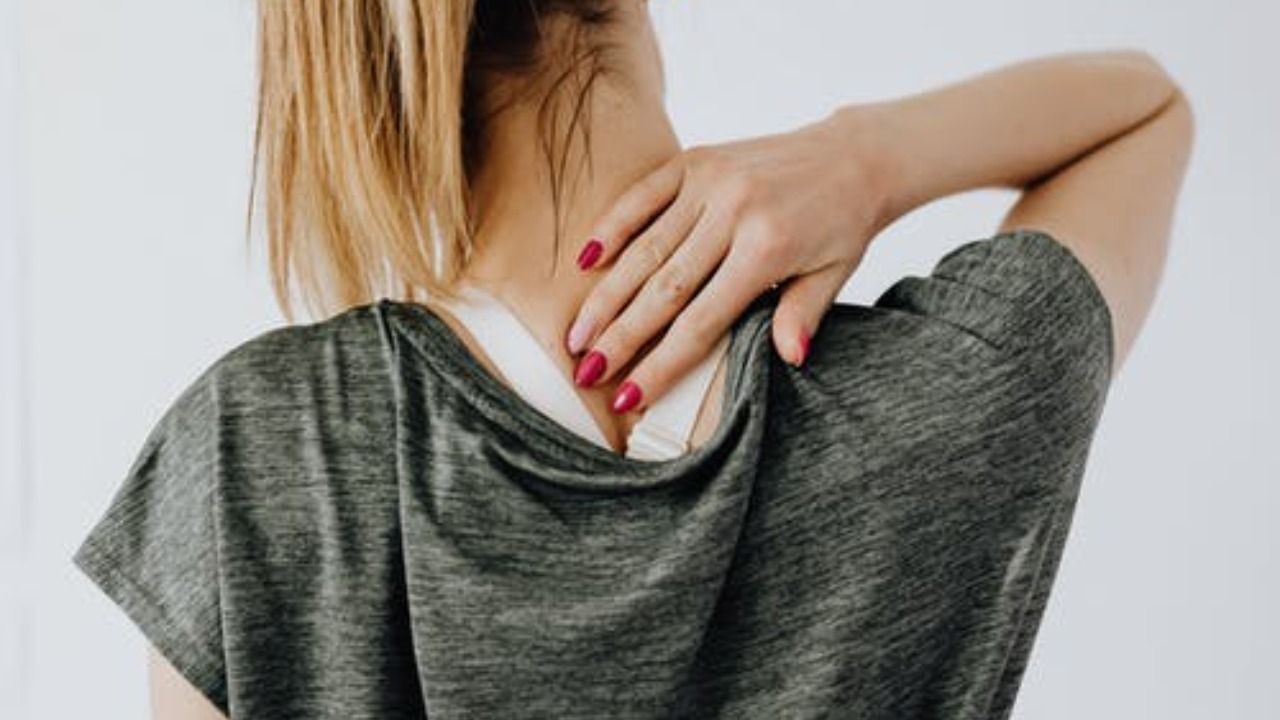ilustrasi: memilih ukuran bra dapat menyebabkan nyeri leher, bahu, dan punggung
