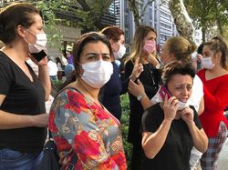 Momen Warga Turki Berhamburan Menyelamatkan Diri dari Gempa