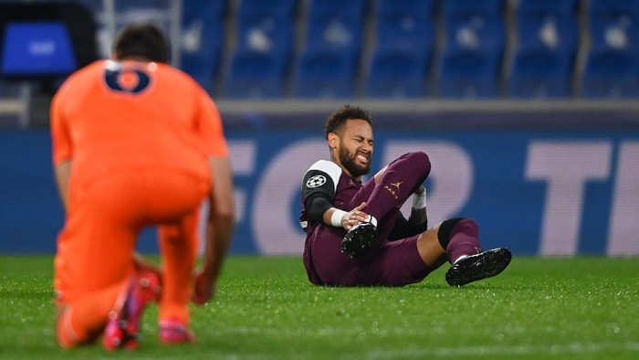 ISTANBUL, TURKEY - OCTOBER 28: Neymar of Paris Saint-Germain goes down injured during the UEFA Champions League Group H stage match between Istanbul Basaksehir and Paris Saint-Germain at Basaksehir Fatih Terim Stadyumu on October 28, 2020 in Istanbul, Turkey. Sporting stadiums around Turkey remain under strict restrictions due to the Coronavirus Pandemic as Government social distancing laws prohibit fans inside venues resulting in games being played behind closed doors. (Photo by Ozan Kose - Pool/Getty Images)