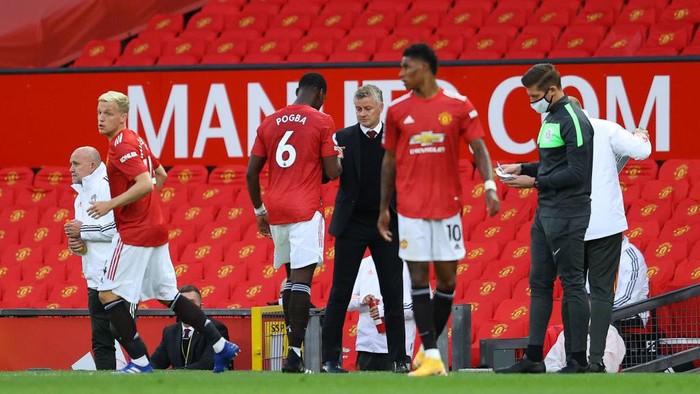 MANCHESTER, ENGLAND - SEPTEMBER 19: Ole Gunnar Solskjaer, Manager of Manchester United greets Paul Pogba of Manchester United as he is substituted off during the Premier League match between Manchester United and Crystal Palace at Old Trafford on September 19, 2020 in Manchester, England. (Photo by Richard Heathcote/Getty Images )