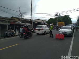 One Way di Puncak Bogor, Polisi Sekat Kendaraan di Simpang Megamendung One Way di Puncak Bogor, Polisi Sekat Kendaraan di Simpang Megamendung