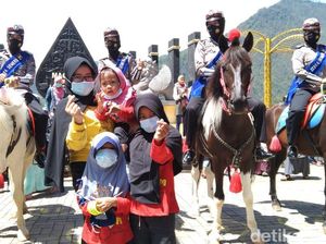 Pengunjung Telaga Sarangan Dapat Cokelat dan Masker dari Polwan Berkuda
