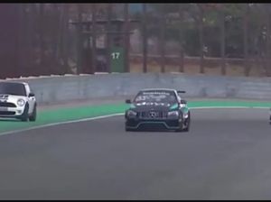 Kocak, Cewek Pengendara Mobil Ini Nyasar ke Sirkuit yang sedang Gelar Balap