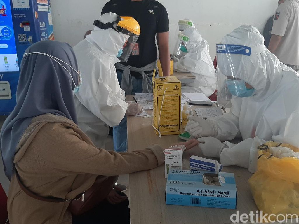 Wisatawan Masuk Jabar Dites Rapid, Ridwan Kamil: Ada 100 Orang Reaktif Wisatawan Masuk Jabar Dites Rapid, Ridwan Kamil: Ada 100 Orang Reaktif