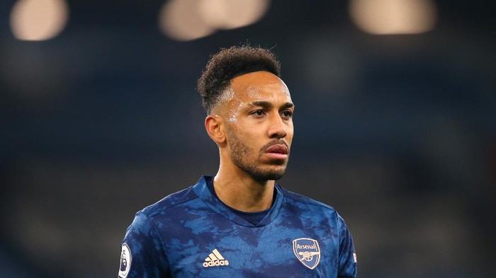 MANCHESTER, ENGLAND - OCTOBER 17: Pierre-Emerick Aubameyang of Arsenal looks on during the Premier League match between Manchester City and Arsenal at Etihad Stadium on October 17, 2020 in Manchester, England. Sporting stadiums around the UK remain under strict restrictions due to the Coronavirus Pandemic as Government social distancing laws prohibit fans inside venues resulting in games being played behind closed doors. (Photo by Alex Livesey/Getty Images)