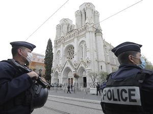 Polisi Tangkap 2 Orang Lagi Terkait Penusukan di Nice Prancis Polisi Tangkap 2 Orang Lagi Terkait Penusukan di Nice Prancis