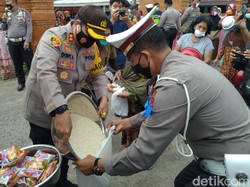 Emak-emak di Mojokerto yang Tak Nikmati Libur Panjang Dihadiahi Sembako