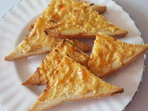 Cukup 3 Bahan Bisa Bikin Roti Panggang Keju dan Bawang yang Renyah