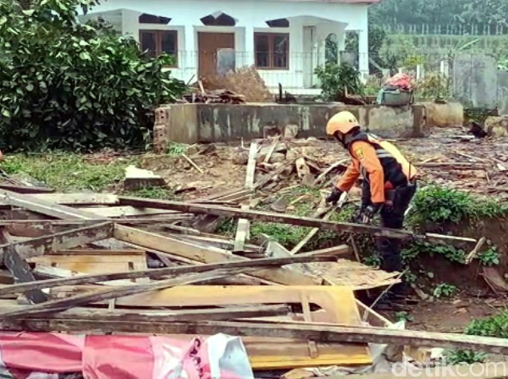 Duka Marsih yang Rumahnya Hancur Disapu Puting Beliung di Sukabumi