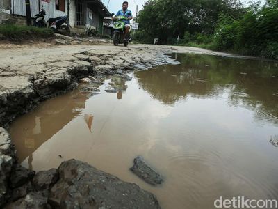 Seperti Ini Jalan Rusak-Berlubang Penuh Genangan di Bekasi