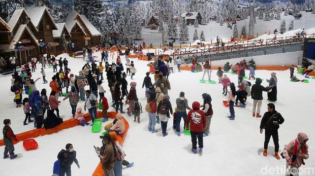 Momen libur panjang dimanfaatkan sejumlah warga untuk berlibur bersama keluarga. Salah satunya main salju di Trans Snow World Bekasi.