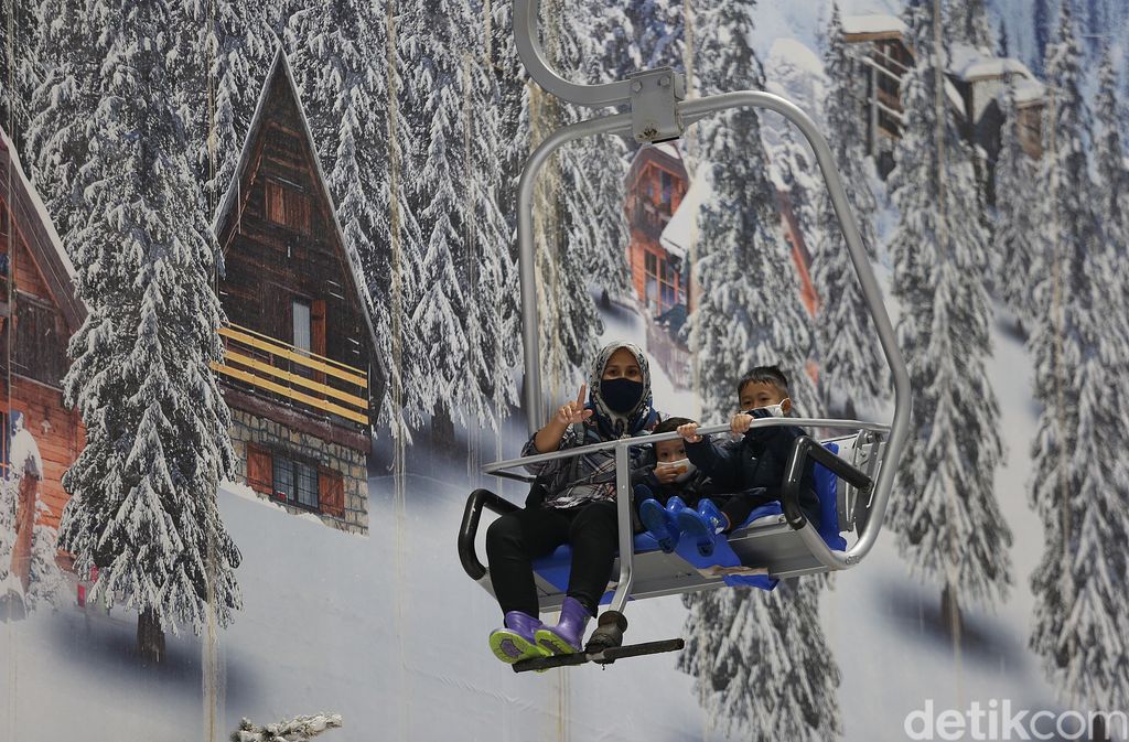 Momen libur panjang dimanfaatkan sejumlah warga untuk berlibur bersama keluarga. Salah satunya main salju di Trans Snow World Bekasi.