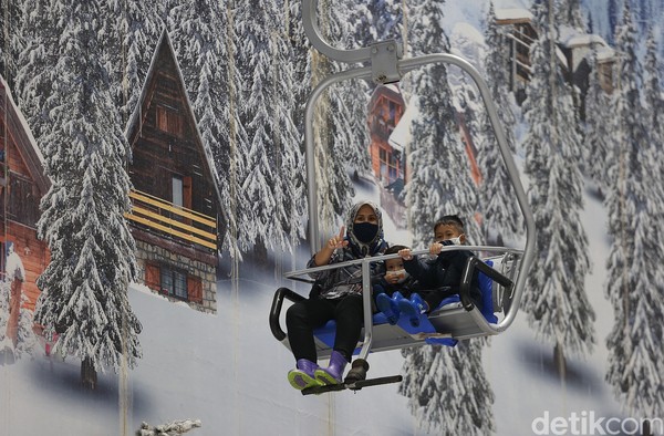 Menikmati Pemandangan Salju dari Chair Lift