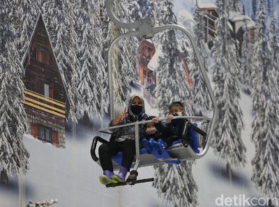 Serunya Main Salju Bersama Kaluarga di Trans Snow World Bekasi