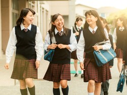 Kebiasaan Siswi Jepang Pakai Rok Pendek dan Kota Izmir Sebelum Gempa