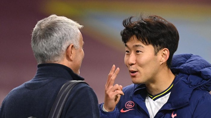 BURNLEY, ENGLAND - OCTOBER 26: Son Heung-Min of Tottenham Hotspur celebrates with Jose Mourinho, Manager of Tottenham Hotspur after the Premier League match between Burnley and Tottenham Hotspur at Turf Moor on October 26, 2020 in Burnley, England. Sporting stadiums around the UK remain under strict restrictions due to the Coronavirus Pandemic as Government social distancing laws prohibit fans inside venues resulting in games being played behind closed doors. (Photo by Michael Regan/Getty Images)