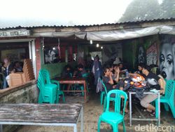 Warpat Puncak Ramai Diserbu Wisatawan