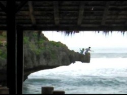 Bahaya! Viral 2 Wisatawan Terjun dari Tebing Pantai Selatan Gunungkidul