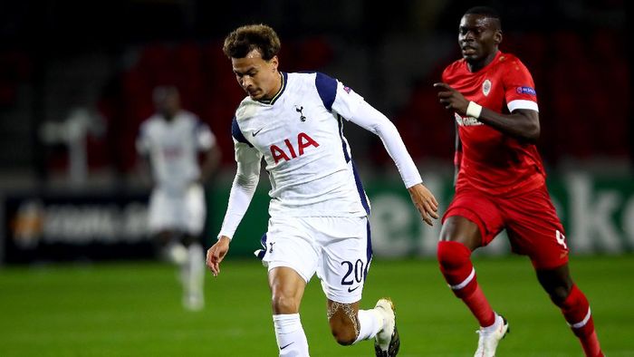 Tottenham, Antwerp ANTWERPEN, BELGIUM - OCTOBER 29: Dele Alli of Tottenham Hotspur runs with the ball during the UEFA Europa League Group J stage match between Royal Antwerp and Tottenham Hotspur at Bosuilstadion on October 29, 2020 in Antwerpen, Belgium. Sporting stadiums around Belgium remain under strict restrictions due to the Coronavirus Pandemic as Government social distancing laws prohibit fans inside venues resulting in games being played behind closed doors. (Photo by Dean Mouhtaropoulos/Getty Images)