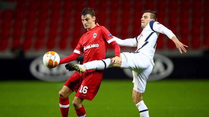 ANTWERPEN, BELGIUM - OCTOBER 29: Pieter Gerkens of Royal Antwerp is challenged by Giovani Lo Celso of Tottenham Hotspur during the UEFA Europa League Group J stage match between Royal Antwerp and Tottenham Hotspur at Bosuilstadion on October 29, 2020 in Antwerpen, Belgium. Sporting stadiums around Belgium remain under strict restrictions due to the Coronavirus Pandemic as Government social distancing laws prohibit fans inside venues resulting in games being played behind closed doors. (Photo by Dean Mouhtaropoulos/Getty Images)