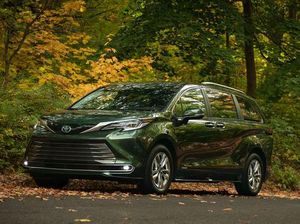 Keren, Mobil Keluarga Toyota Sienna Dilengkapi Kulkas hingga Penyedot Debu