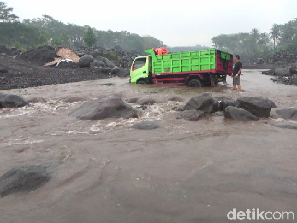Nekat Menambang, Truk Pasir Terjebak di Tengah Banjir Lahar Hujan Semeru