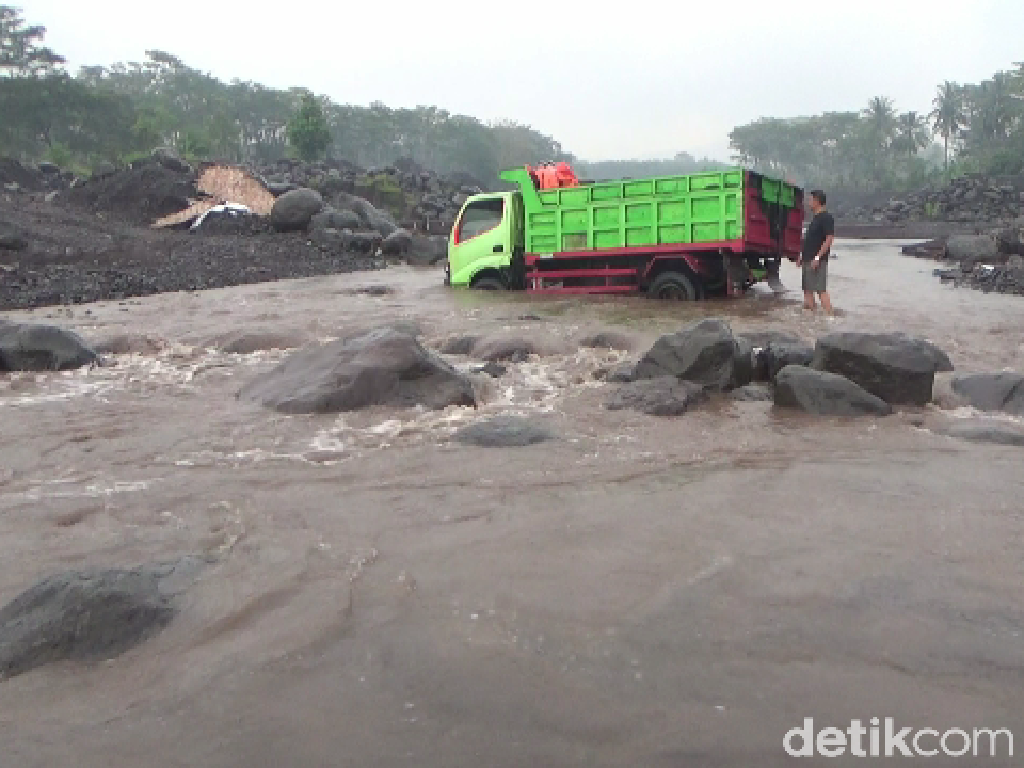 Nekat Menambang, Truk Pasir Terjebak di Tengah Banjir Lahar Hujan Semeru Nekat Menambang, Truk Pasir Terjebak di Tengah Banjir Lahar Hujan Semeru