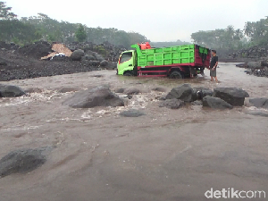 Nekat Menambang, Truk Pasir Terjebak di Tengah Banjir Lahar Hujan Semeru Nekat Menambang, Truk Pasir Terjebak di Tengah Banjir Lahar Hujan Semeru