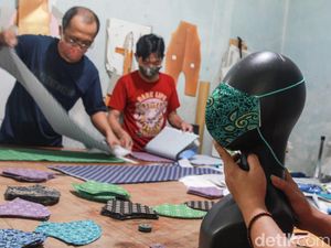 Siasati Pademi Konveksi Banting Setir Bikin Masker