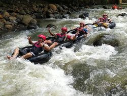 Yang Segar dan Menantang di Ciamis: Sedekan River Tubing