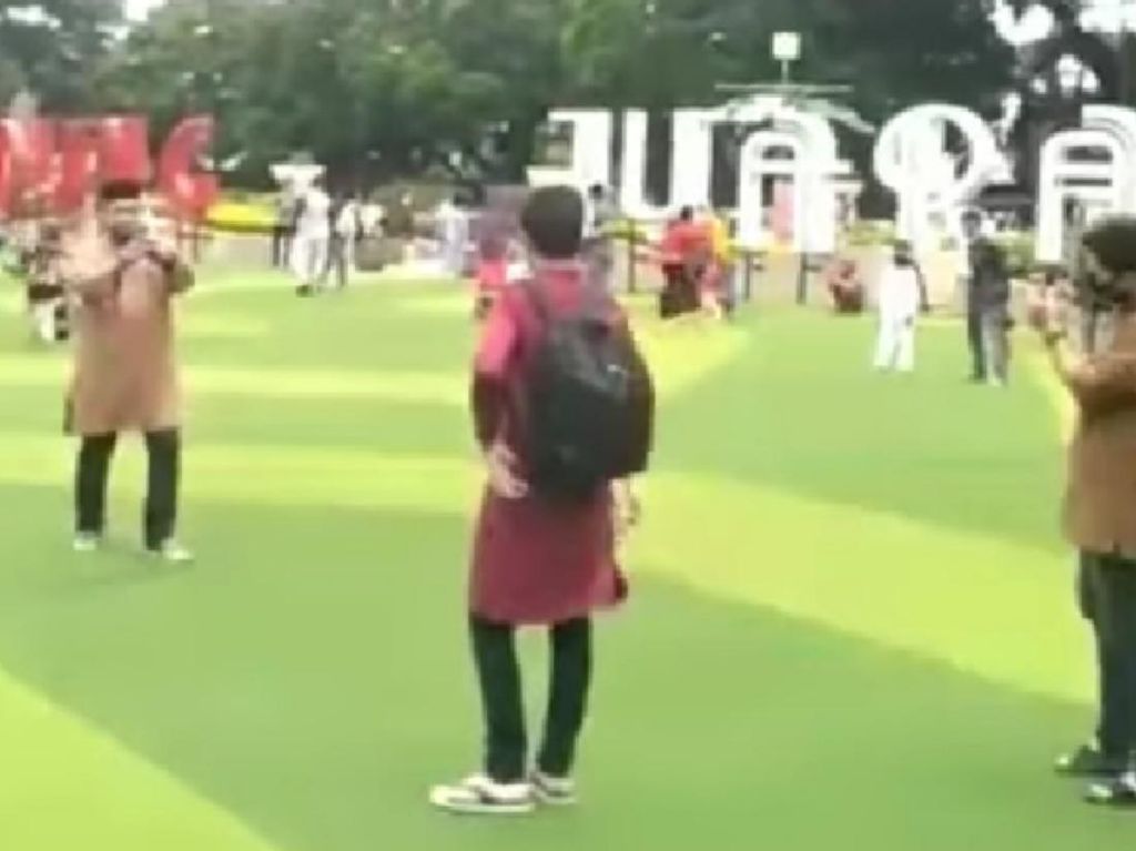 Viral Video Wisatawan Terobos Alun-alun Bandung yang Masih Ditutup Viral Video Wisatawan Terobos Alun-alun Bandung yang Masih Ditutup