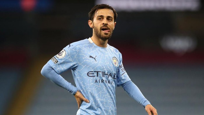 MANCHESTER, ENGLAND - OCTOBER 17: Bernardo Silva of Manchester City looks on during the Premier League match between Manchester City and Arsenal at Etihad Stadium on October 17, 2020 in Manchester, England. Sporting stadiums around the UK remain under strict restrictions due to the Coronavirus Pandemic as Government social distancing laws prohibit fans inside venues resulting in games being played behind closed doors. (Photo by Martin Rickett - Pool/Getty Images)