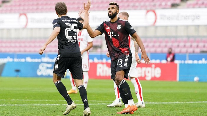 COLOGNE, GERMANY - OCTOBER 31: Thomas Mueller of Bayern Munich celebrates with Eric Maxim Choupo-Moting of Bayern Munich after scoring his sides first goal during the Bundesliga match between 1. FC Koeln and FC Bayern Muenchen at RheinEnergieStadion on October 31, 2020 in Cologne, Germany. Sporting stadiums around Germany remain under strict restrictions due to the Coronavirus Pandemic as Government social distancing laws prohibit fans inside venues resulting in games being played behind closed doors. (Photo by Christian Kaspar-Bartke/Getty Images)