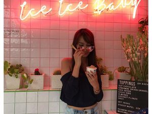 Gaya Bella Aprilia saat Makan Es Krim dan Permen Lolipop