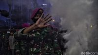 Catatan Oke Marinir Tertibkan Demonstran Tanpa Kekerasan
