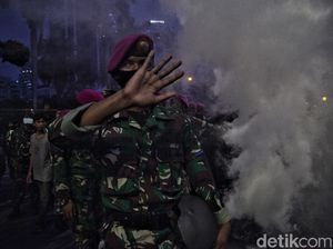 Catatan Oke Marinir Tertibkan Demonstran Tanpa Kekerasan
