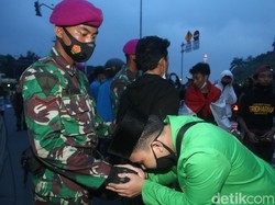 Ada Narasi Hati Nurani di Balik Kedekatan Marinir dan Demonstran